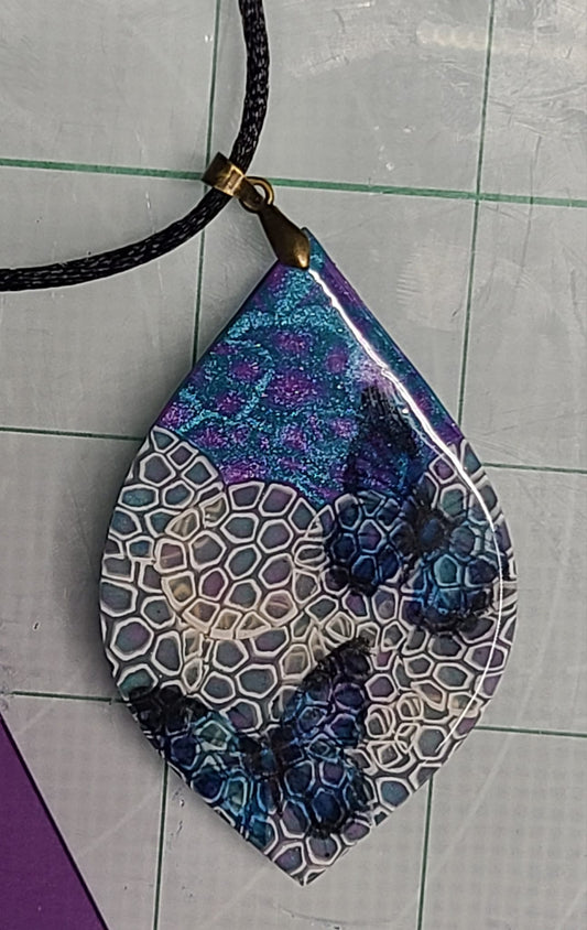 Skinner Blend Bullseye Cane and Pendant By: Patricia Bearden of TLCreations73 on YouTube