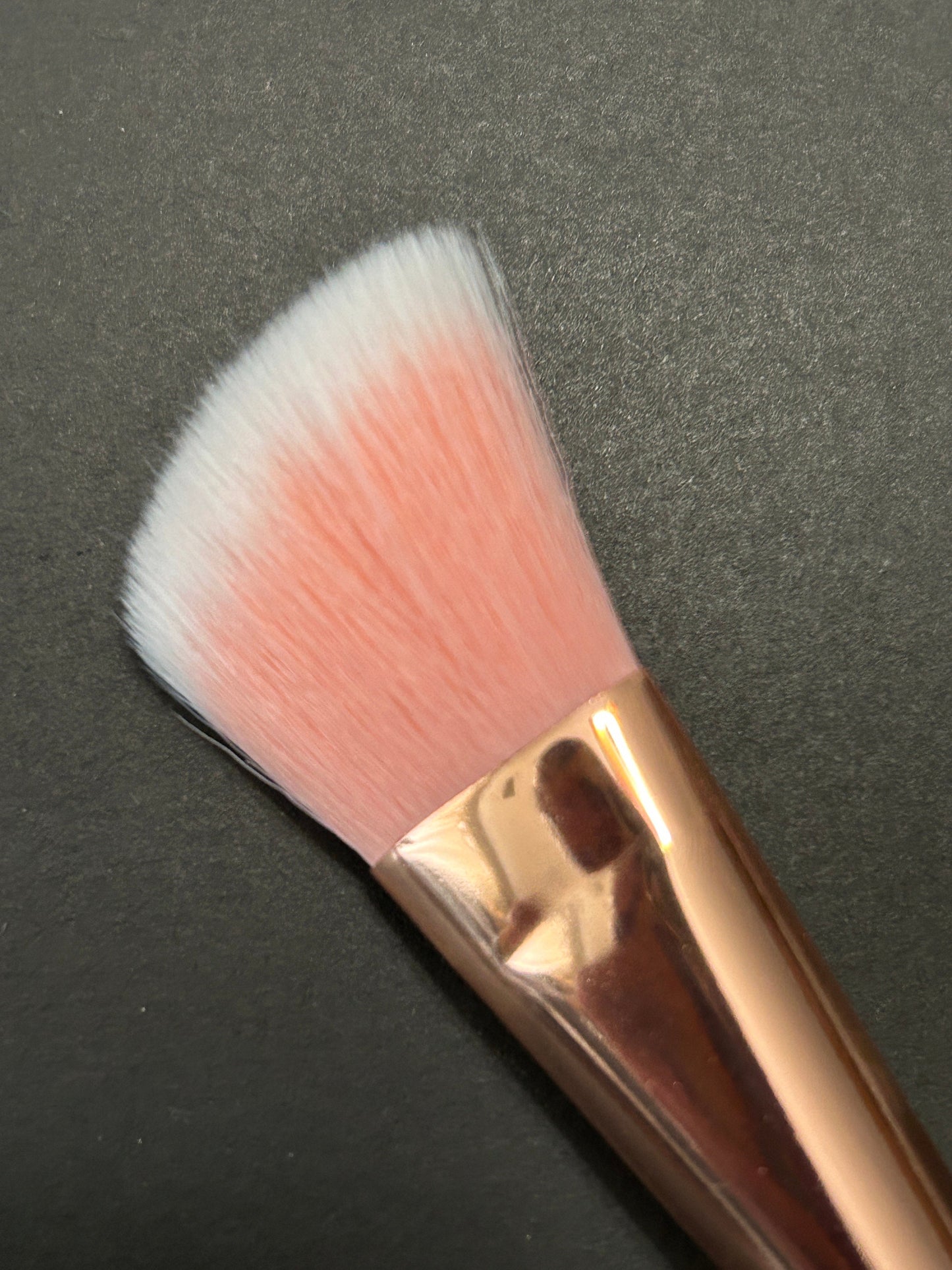 Sparkly Angled Tapered Handle Synthetic Poofy Brush For Mica Powder Cornstarch